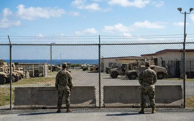 Fotografía de la Base Naval de Guantánamo custodiada por personal militar.