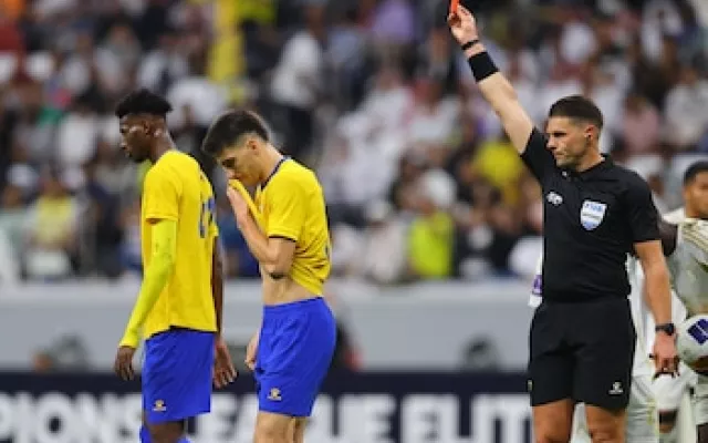El árbitro del VAR Shaun Evans realizando un gesto con la mano realizando un gesto con la mano antes del partido entre Alemania y Curazao en el Mundial 2026.