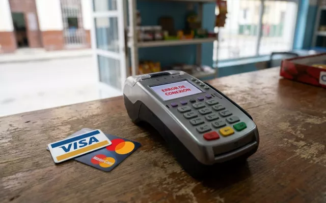 Logotipos de tarjetas de crédito VISA y Mastercard junto a una representación de las terminales de pago utilizadas en comercios.