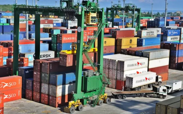 Vista aérea de la Terminal de Contenedores de Mariel mostrando actividad de carga y descarga.