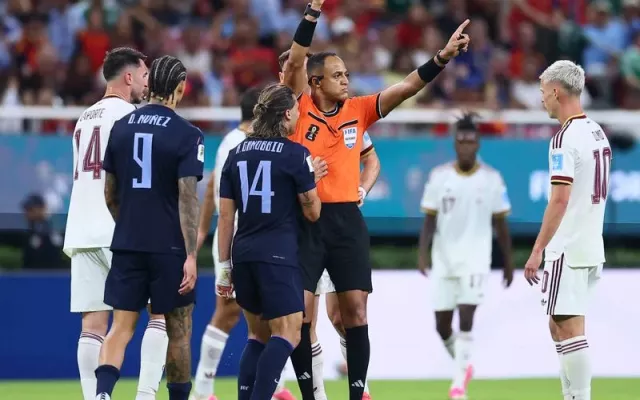 Jugadores de la selección de Uruguay lamentando la derrota en el campo tras el partido contra España.