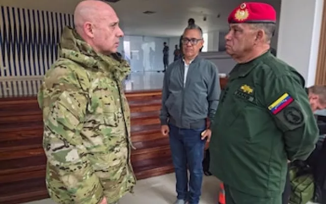 Equipos de rescate trabajando entre los escombros de edificios colapsados tras el sismo en Venezuela.