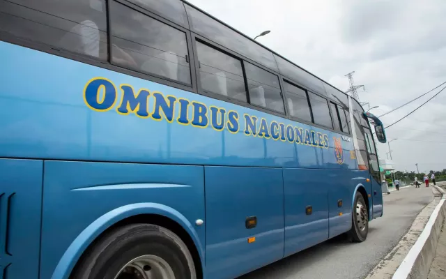Imagen gráfica informativa sobre el nuevo procedimiento de autorización para viajes nacionales en ómnibus y trenes en Villa Clara.