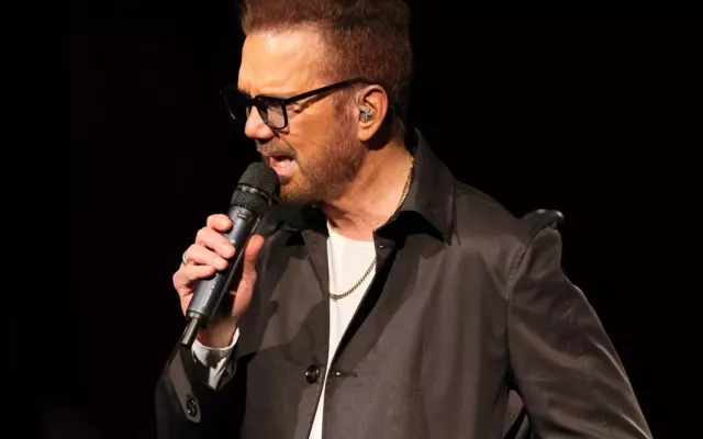 Willy Chirino durante una entrevista sobre su trayectoria y opiniones artísticas.