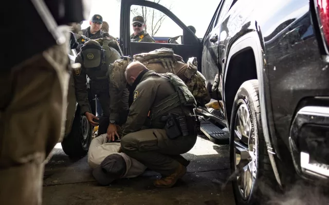 Agentes federales arrestan a un hombre al exterior de un Home Depot en Illinois, en diciembre de 2025.