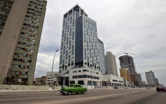 Imagen de archivo del hotel Grand Aston Habana en la zona del malecón habanero, poco antes de la retirada de la compañía indonesia Archipelago International de Cuba como resultado de las medidas de la Administración Trump. 