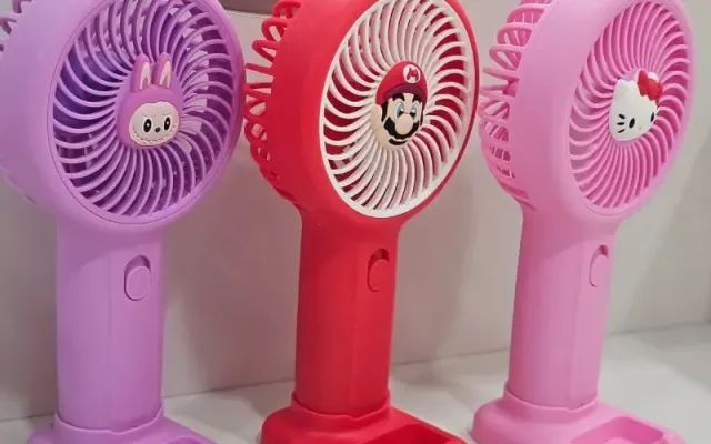 Un ventilador recargable de mano puede marcar una gran diferencia en momentos en los que cada recurso para enfrentar las altas temperaturas cuenta.
