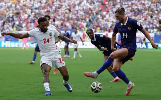 El centrocampista Adrien Rabiot durante un partido de la selección francesa.