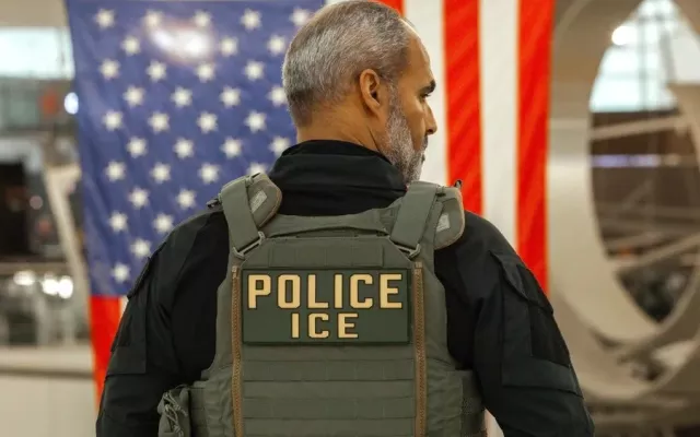 Agente migratorio estadounidense durante un procedimiento en la vía pública.