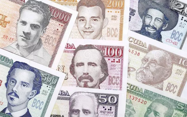 Billetes de pesos cubanos (CUP) sobre una superficie.