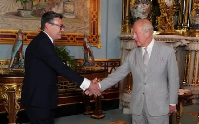 Andy Burnham y su esposa, Marie-France Van Heel, dirigiéndose al Palacio de Buckingham tras el nombramiento como nuevo primer ministro.