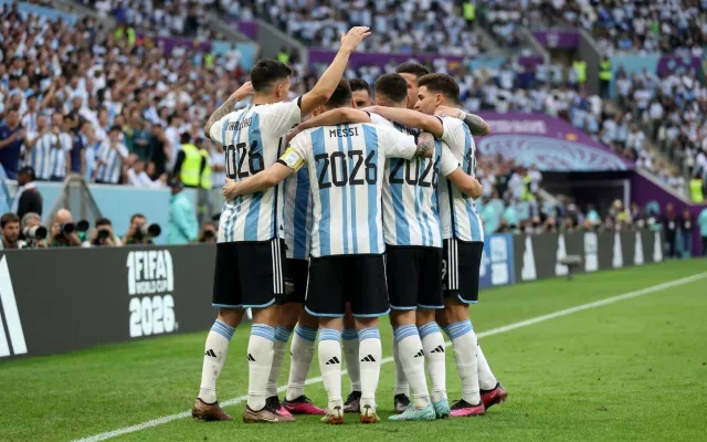 Jugadores de la selección argentina celebrando un gol durante un partido de la Copa Mundial de la FIFA 2026.
