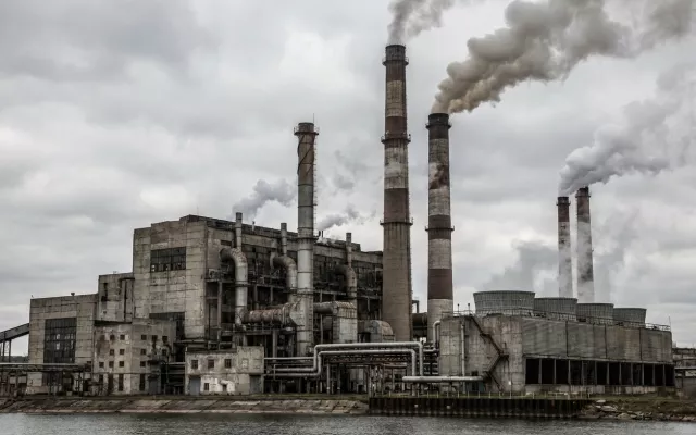 Imagen genérica de una central termoeléctrica con chimeneas humeantes, representando la infraestructura industrial del sistema eléctrico cubano.