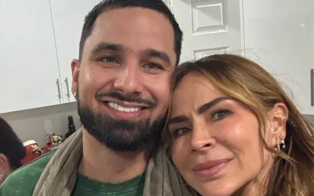 Fotografía de archivo de la actriz Aylín Mujica junto a su hijo Mauro.