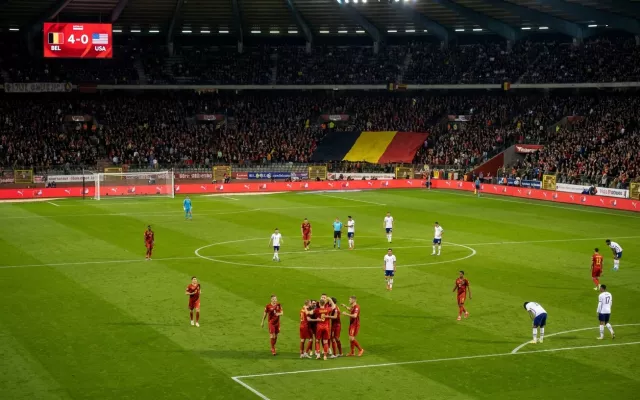 Imagen del terreno de juego durante el encuentro eliminatorio entre las selecciones de Bélgica y Estados Unidos.