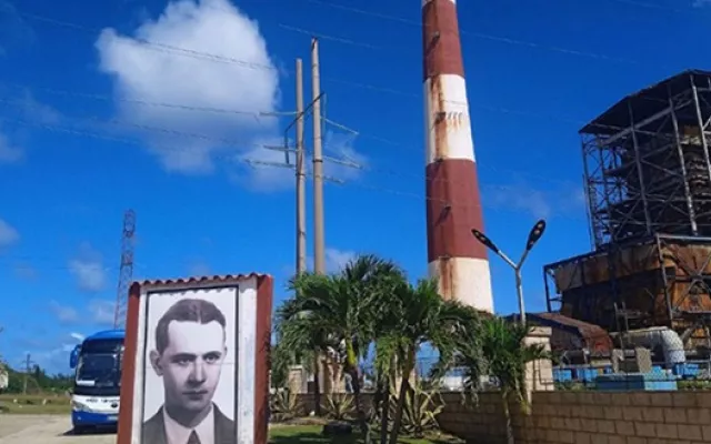Vista exterior de la planta termoeléctrica Antonio Guiteras con sus chimeneas e instalaciones industriales.