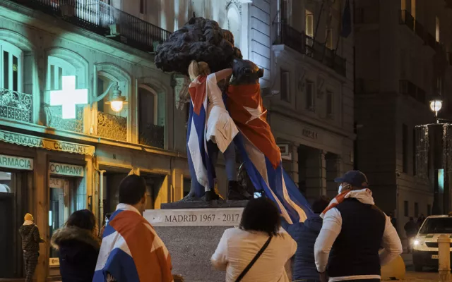 Grupo de personas de origen cubano realizando trámites migratorios en España.