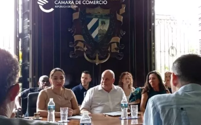 Reunión de congresistas estadounidenses y empresarios en la Cámara de Comercio de Cuba.
