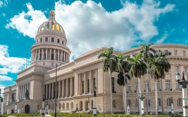 Vista exterior del Capitolio de La Habana, sede de la Asamblea Nacional del Poder Popular de Cuba.