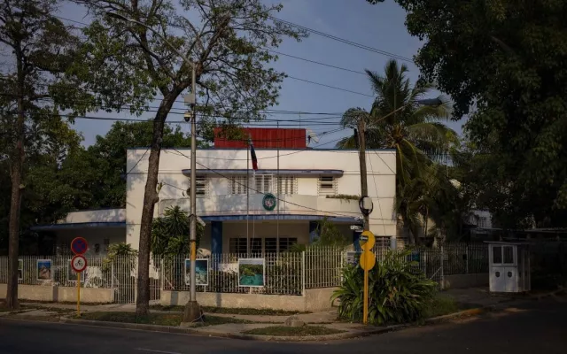 Fachada del edificio que alberga el Consulado de Panamá en Cuba.