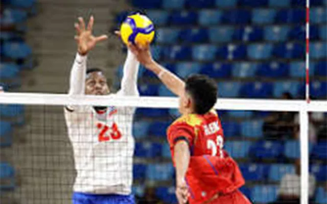 Jugadores de la selección masculina de voleibol de Cuba en plena competencia durante los Juegos Centroamericanos y del Caribe Santo Domingo 2026.