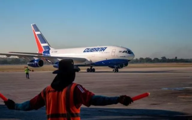 Logotipo y aeronave de la empresa estatal Cubana de Aviación.
