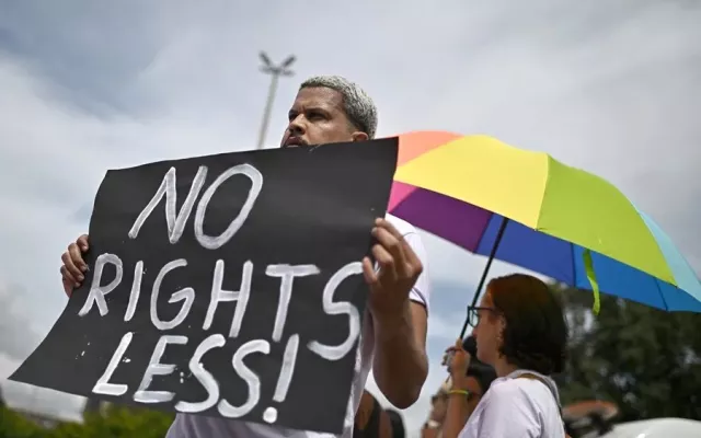 Representación gráfica relacionada con los derechos de las personas transgénero en un entorno político y judicial.