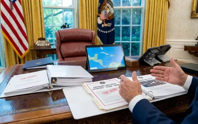 El presidente Donald Trump en el Despacho Oval abordando preocupaciones sobre seguridad nacional relacionadas con Cuba.