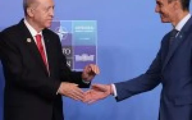 El presidente del Gobierno español, Pedro Sánchez, y el líder turco en el marco de la cumbre de la OTAN en Ankara.