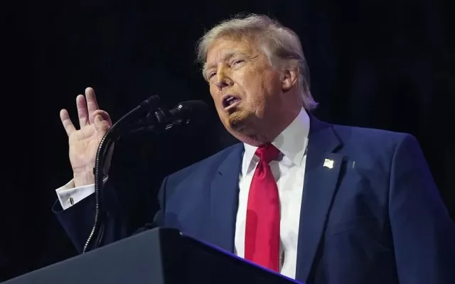 Donald Trump pronunciando un discurso ante el Monte Rushmore durante las celebraciones del 4 de julio.