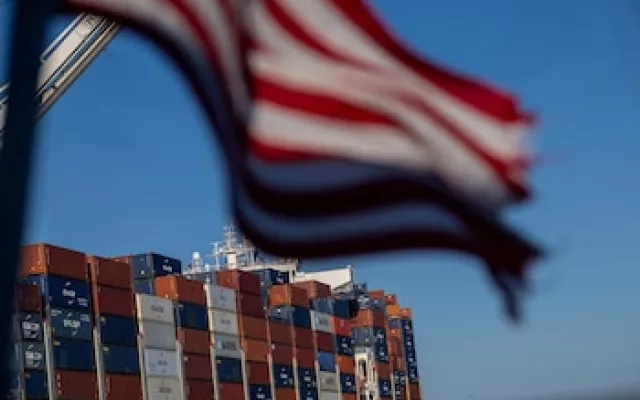 Vista de contenedores de carga en un puerto comercial en representación del comercio exterior.
