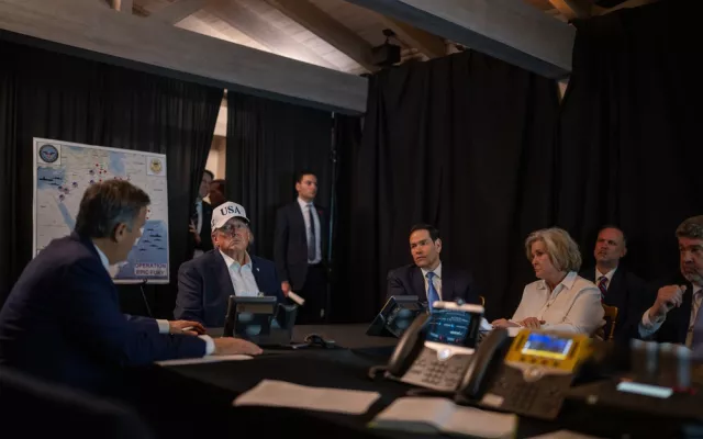 Fotografía de Donald Trump con elementos gráficos que aluden a una posible intervención militar en Cuba.