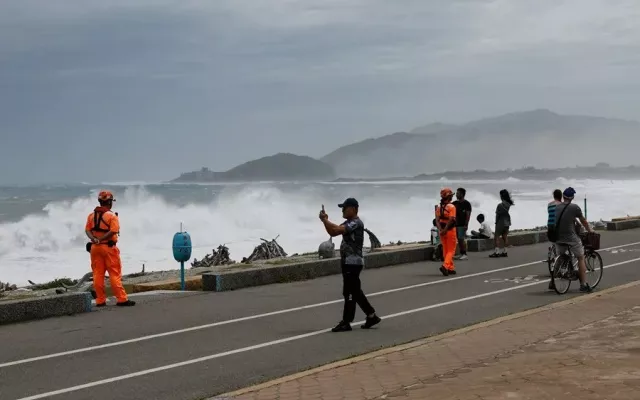 Vista satelital y trayectoria del tifón Bavi acercándose a la costa asiática.