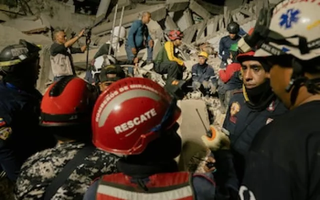 Escombros de un edificio derrumbado tras los sismos en Venezuela donde se realizan labores de rescate.