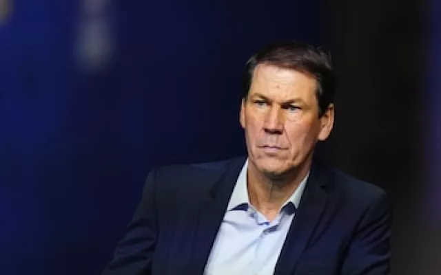 El entrenador Rudi García expresando su descontento durante un partido del Mundial 2026.