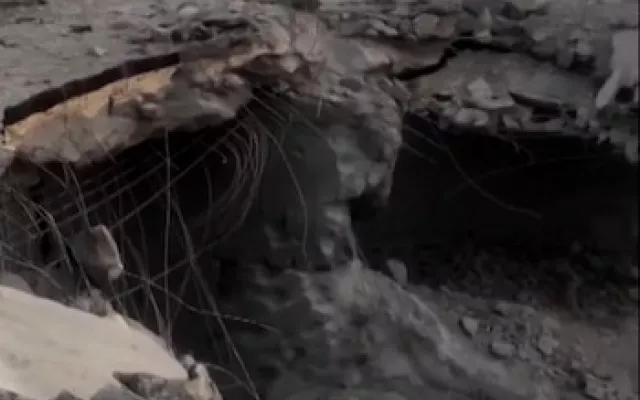 Vista diurna del puente de Kahurestán en Irán con daños estructurales tras los bombardeos.