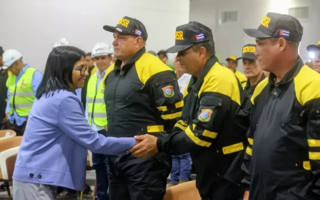 Personal de la brigada cubana recibiendo reconocimiento en Caracas tras concluir su misión de rescate.