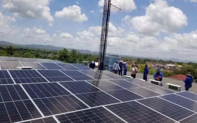 Instalación de paneles solares fotovoltaicos en una infraestructura de telecomunicaciones.