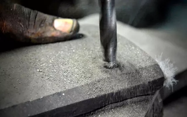 Taller especializado de Frenas Conmigo donde se realizan labores de mantenimiento y reparación de sistemas de frenos y piezas automotrices.