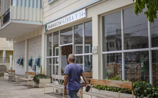 Establecimiento farmacéutico con estantes y medicamentos en Cuba.