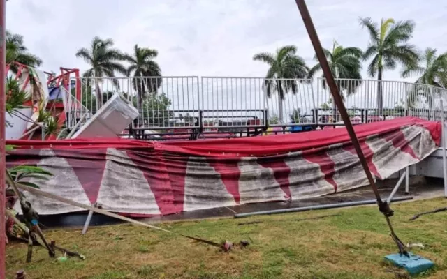 Vista de la entrada o estructuras del parque de diversiones La Isla del Coco en estado de deterioro.