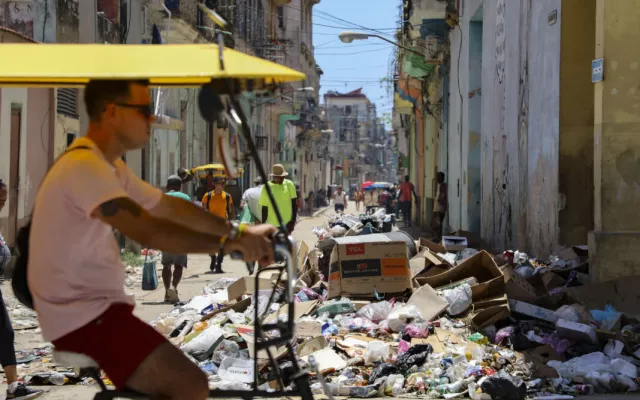 Triciclos eléctricos destinados a la recogida de basura en una calle de La Habana.