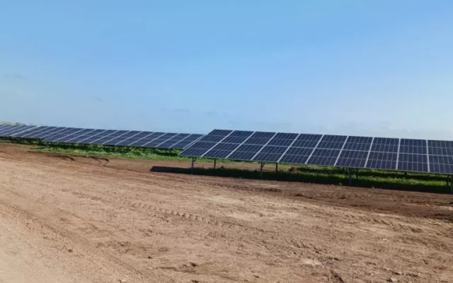 Vista panorámica del parque solar fotovoltaico Villa Victoria con sus filas de paneles solares instaladas en un terreno despejado.