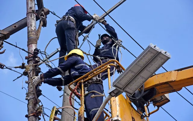 Técnicos de la Empresa Eléctrica de La Habana trabajando en la reparación de una infraestructura de distribución eléctrica.