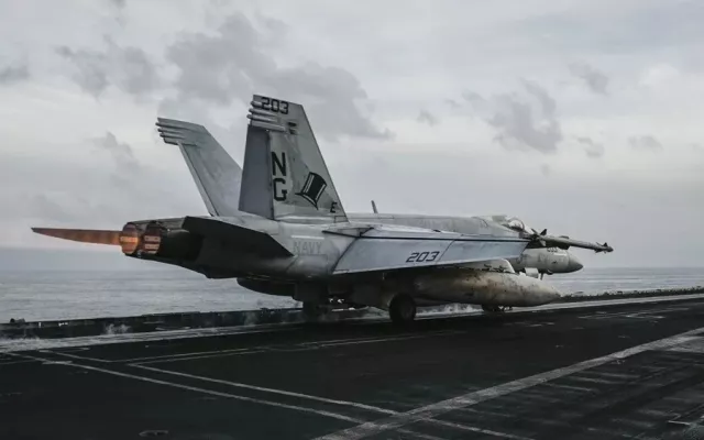 Avión militar estadounidense en una base operativa de Oriente Medio durante las tensiones con Irán.
