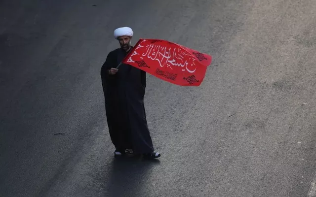 Procesión fúnebre de Alí Jameneí en Teherán con banderas iraníes.