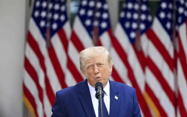 Donald Trump durante un evento oficial en una cumbre internacional.