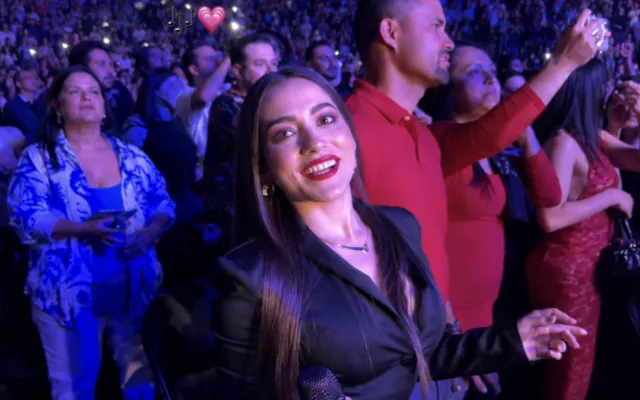 Joven cubana compartiendo el escenario con Romeo Santos y Prince Royce durante su presentación en Las Vegas.