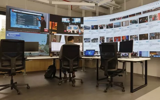 Redacción de la Agencia EFE donde periodistas trabajan en sus puestos informativos.