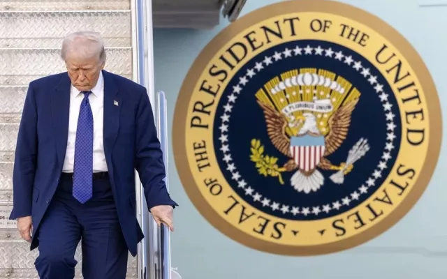 Avión oficial del presidente de los Estados Unidos en una pista de aterrizaje.